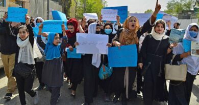 Niñas afganas salen a las calles para protestar por el cierre de escuelas talibanes