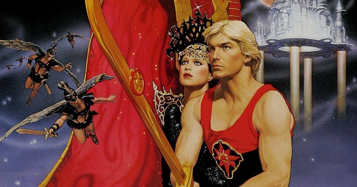 Flash Gordon tiene una gran espada para proteger a una mujer en la película de 1980