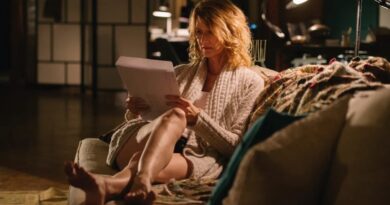Laura Dern y Liam Hemsworth protagonizarán la película romántica de Netflix LONELY PLANET