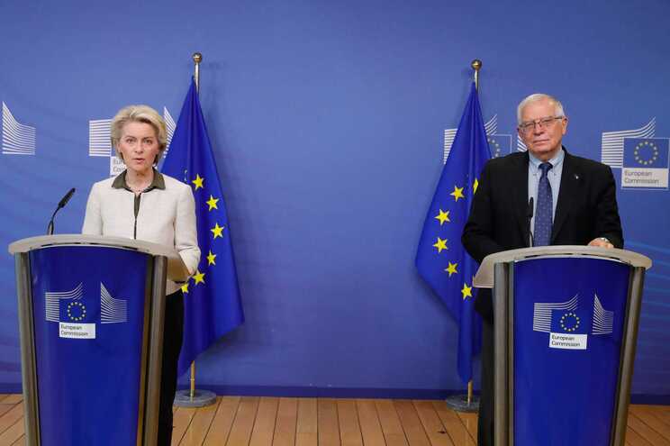 La presidenta de la Comisión Europea, Ursula von der Leyen, y la jefa de diplomacia de la Unión Europea (UE)