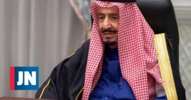 El rey saudí sometido a una colonoscopia es hospitalizado por "descanso"