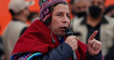 Presidente de Perú regresa en auto desde Ecuador para evitar juicio político