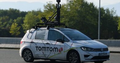 Ilustração de um carro com tecnologia TomTom, empresa irá despedir 500 pessoas