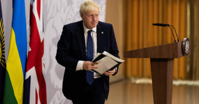 Boris sufre otra derrota electoral en Reino Unido, pero insiste en que no dimitir谩

