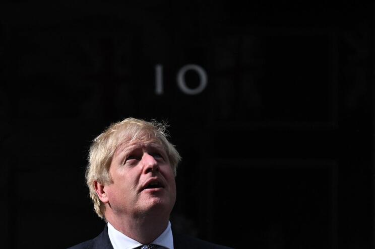 Boris Johnson es cuestionado por nuevas fotos que se han publicado del primer ministro bebiendo