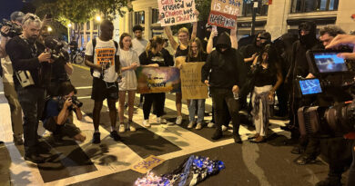 Manifestantes queman banderas estadounidenses en Washington tras decisión sobre aborto