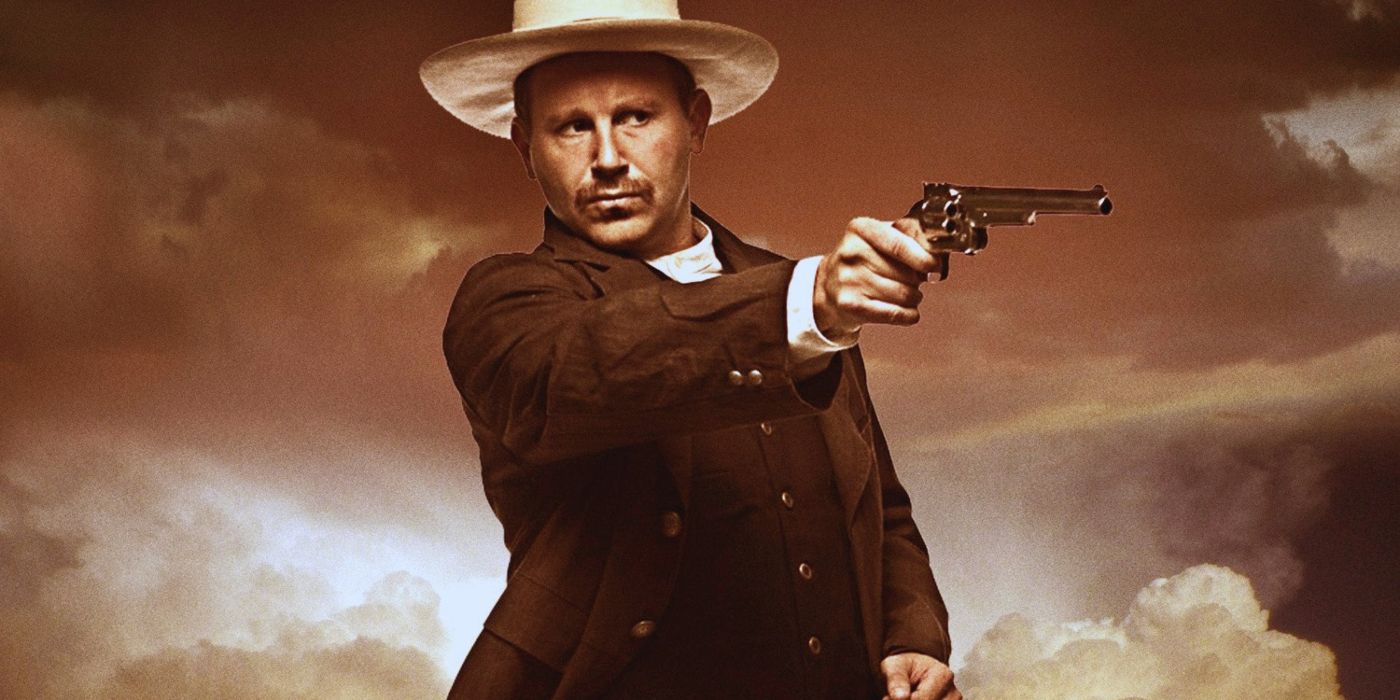 Matthew Ziff como John Wesley Hardin con una pistola y un sombrero de vaquero en Hardin (2015)