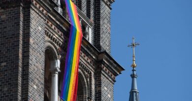Bendición para parejas LGBTQIA+ fractura a la Iglesia Católica en todo el mundo