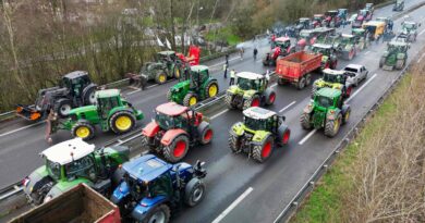 Los agricultores franceses bloquean las carreteras con tractores por los bajos precios