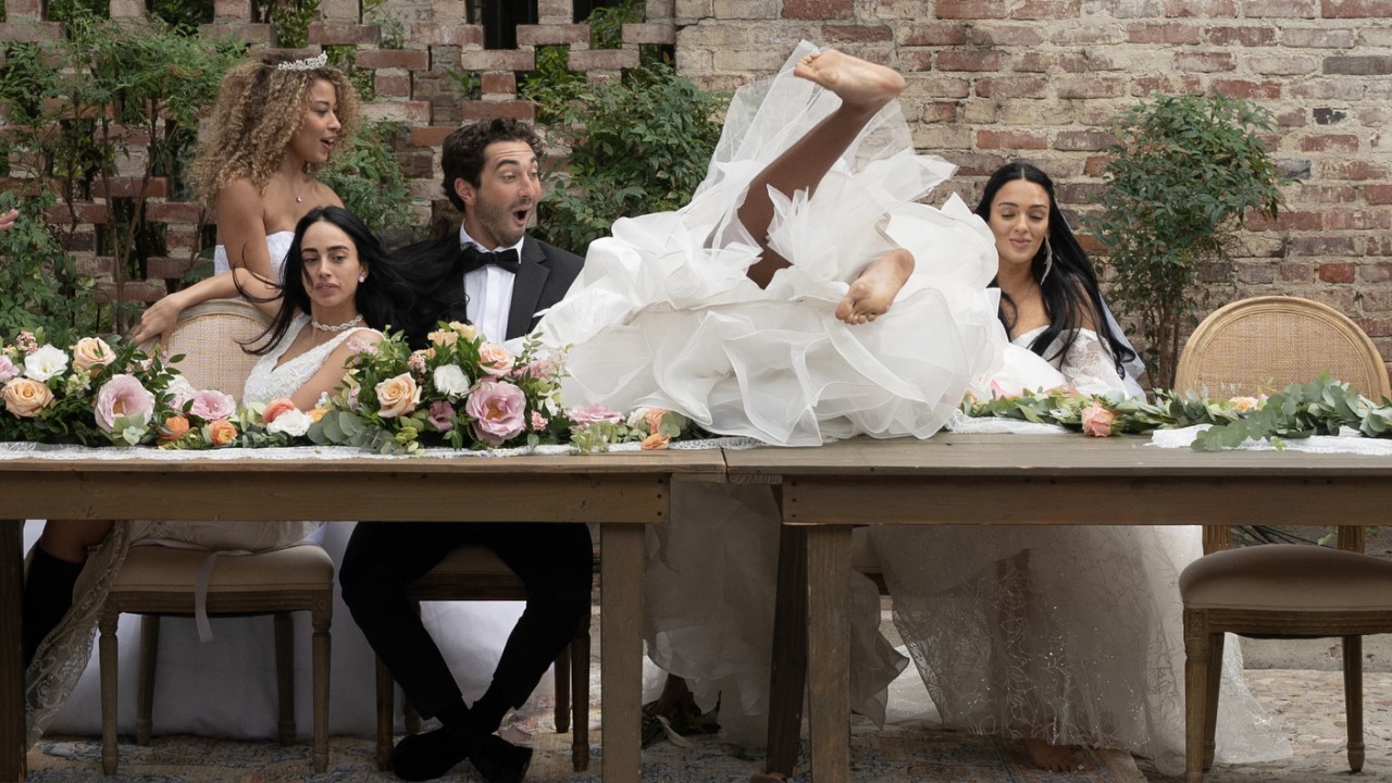 Evalin Clark vuela sobre una mesa en la temporada de The Bachelor de Joey Graziadei.