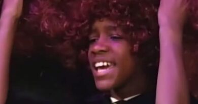 Screenshot of Bryan Hearne in red afro from Harry Bladder sketch in All That