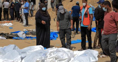 Residentes buscan a familiares enterrados en una fosa común en un hospital de Gaza
